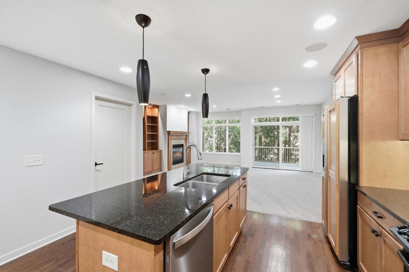 635 Willoughby Way W - Photo 7