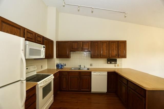 18300 Creeks Bend Drive - Photo 2