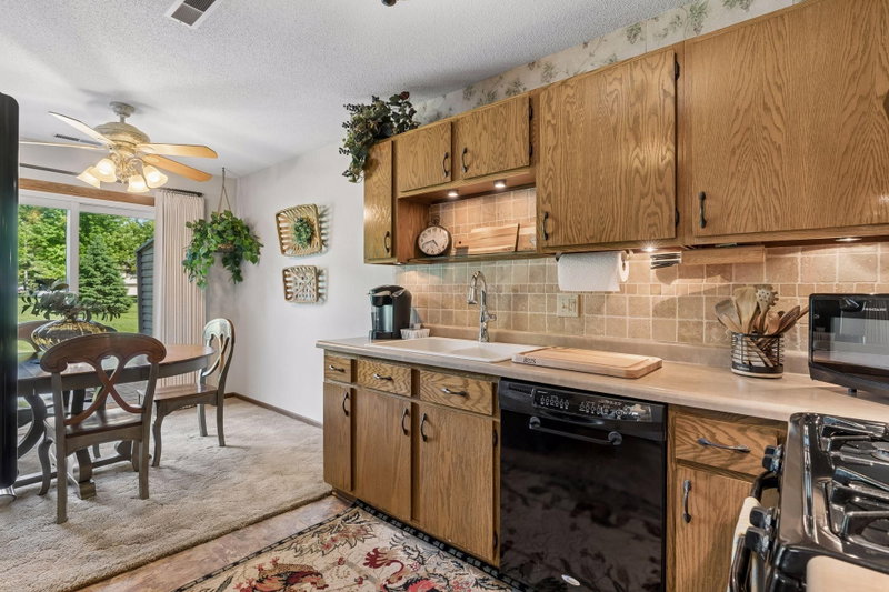 9558 Kingsview Lane N - Photo 9