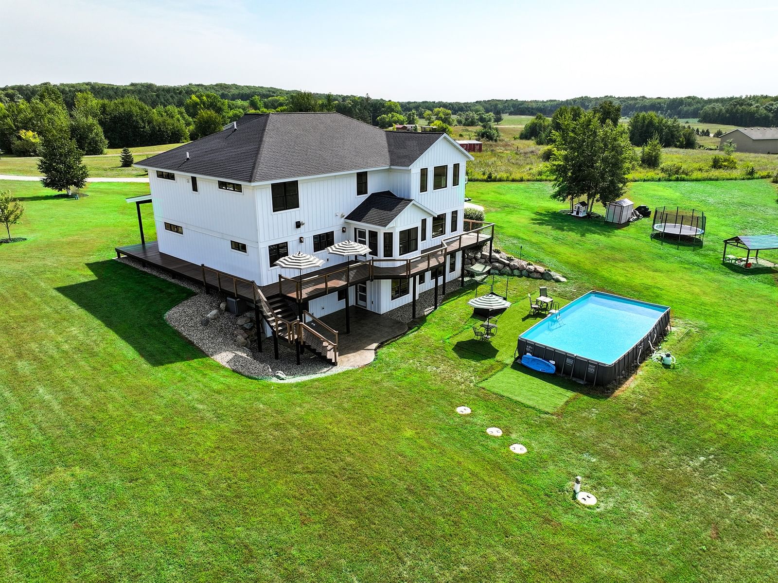 606 Venture Lane NE