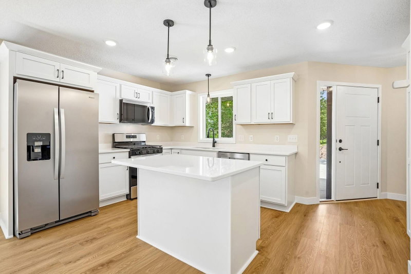 1005 2nd Street SE - Photo 4