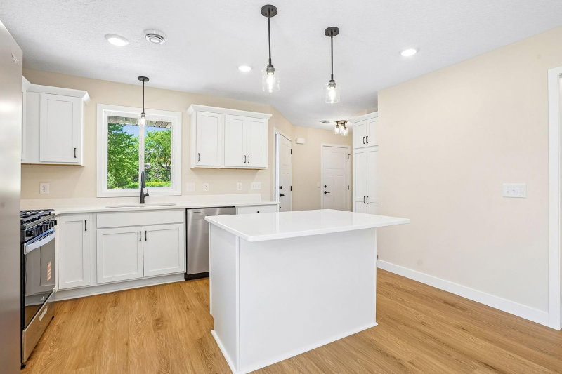 1005 2nd Street SE - Photo 5