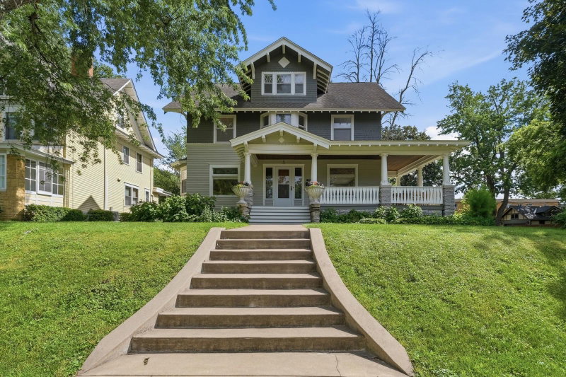 1732 Summit Avenue - Photo 2