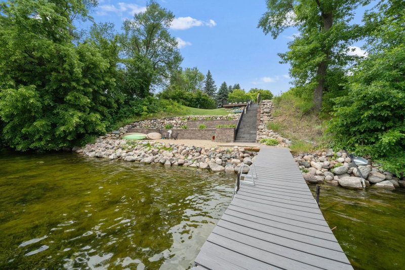 1515 Geneva Road NE - Photo 2