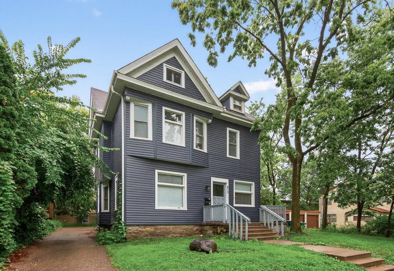 812 7th Street SE - Photo 2