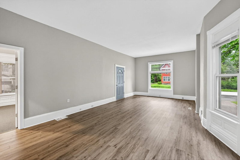 812 7th Street SE - Photo 11