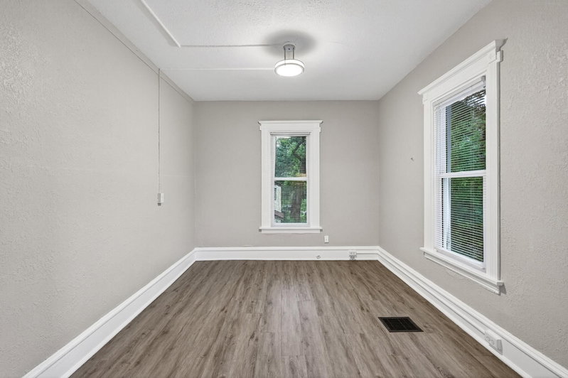 812 7th Street SE - Photo 12