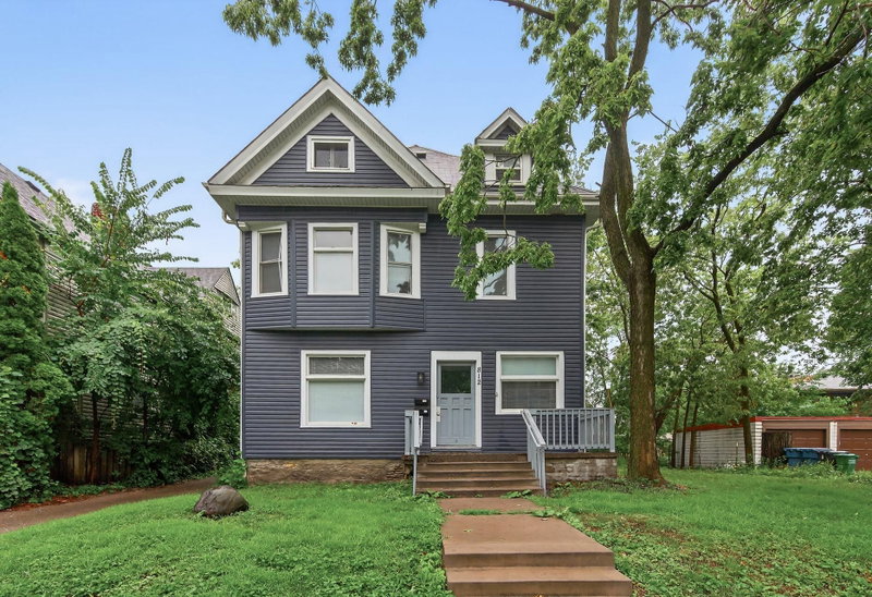 812 7th Street SE - Photo 3