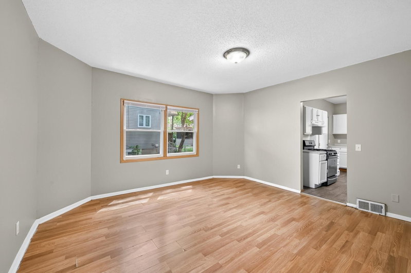 3023 Dupont Avenue N - Photo 6