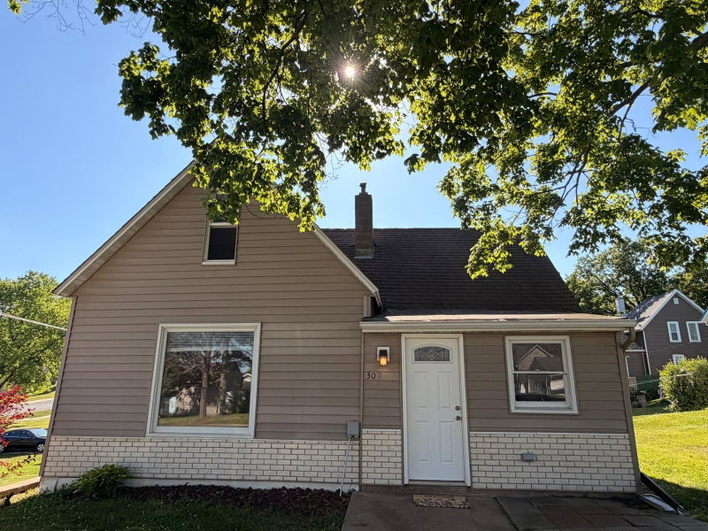 309 Pleasant Street NE - Photo 2