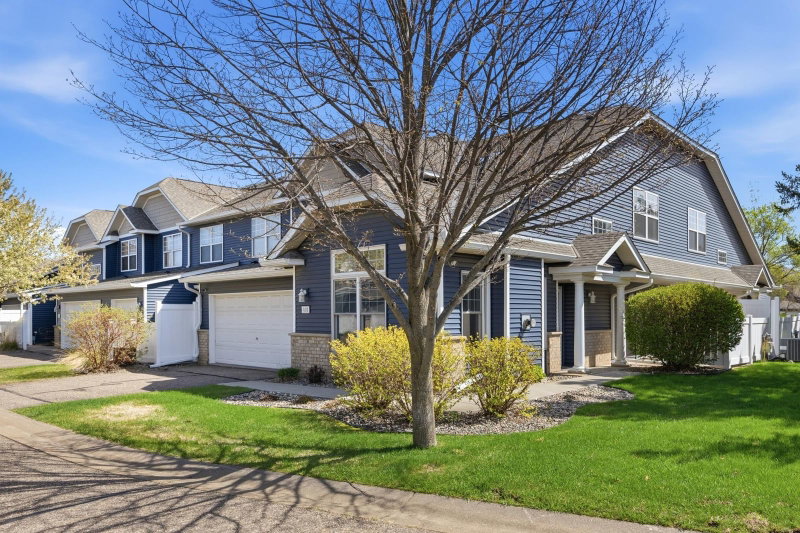 401 Hickory Lane N - Photo 2