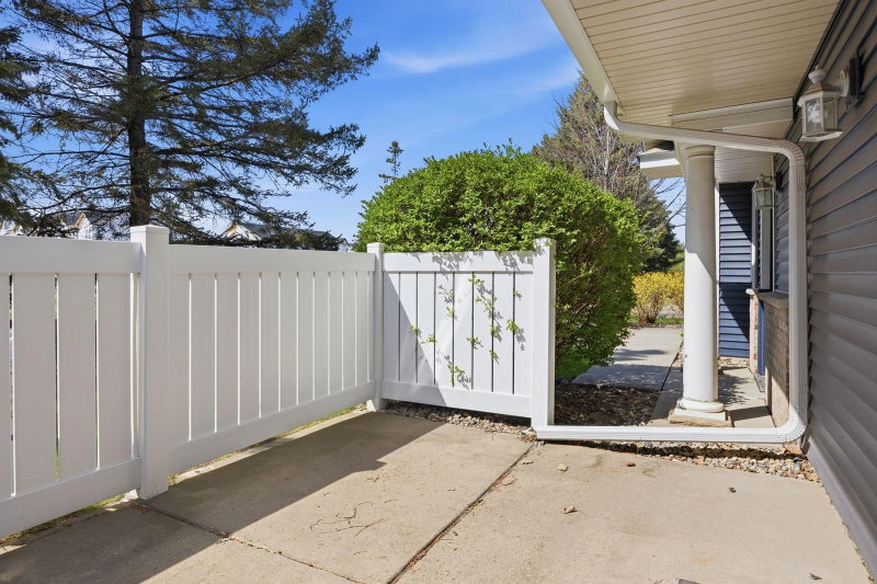 401 Hickory Lane N - Photo 11