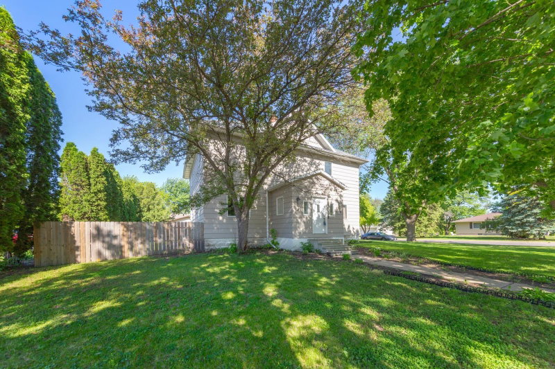 108 1st Avenue NW - Photo 3