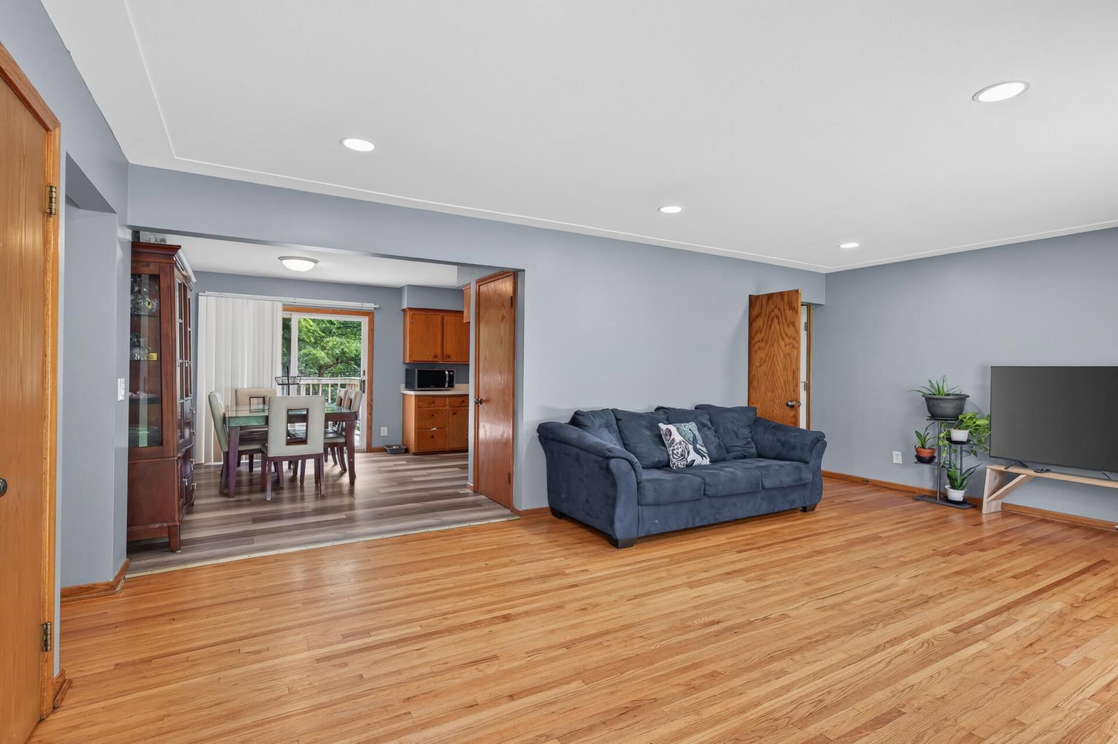 6911 E River Road NE