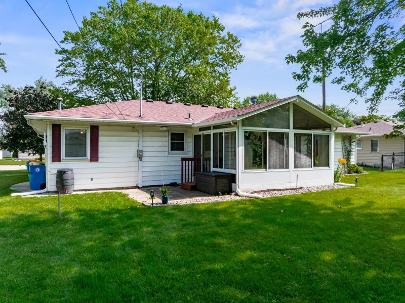 605 14th Street NE - Photo 4