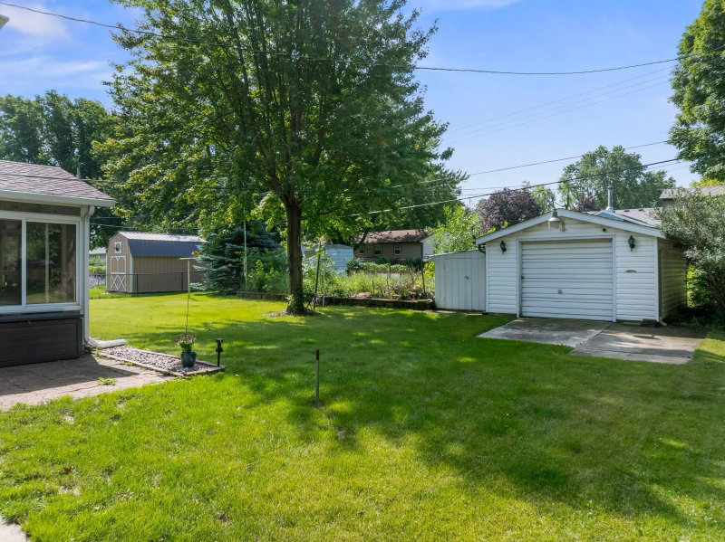 605 14th Street NE - Photo 6
