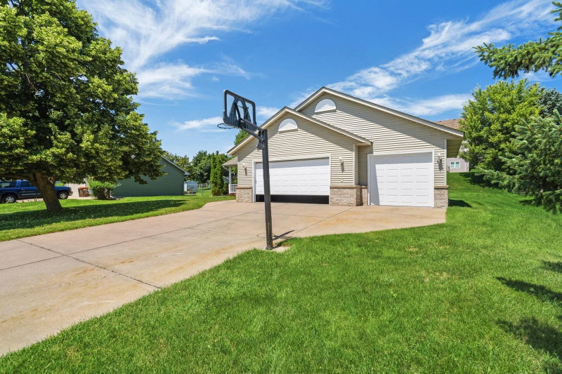 2537 Southcrest Avenue E - Photo 2