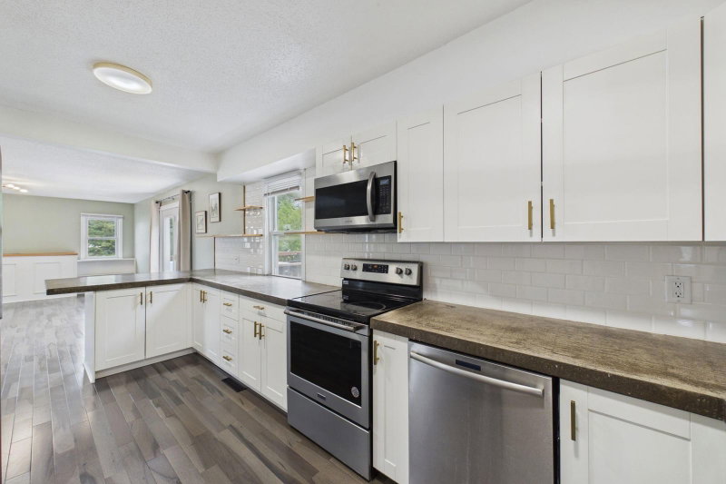 2562 Fairview Avenue N - Photo 3