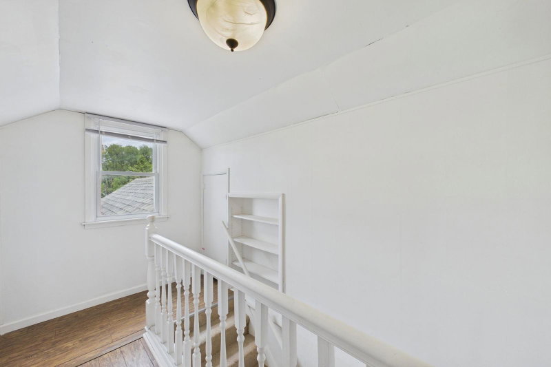 2562 Fairview Avenue N - Photo 24