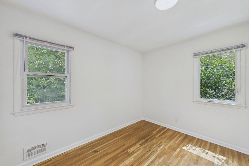 2562 Fairview Avenue N - Photo 29