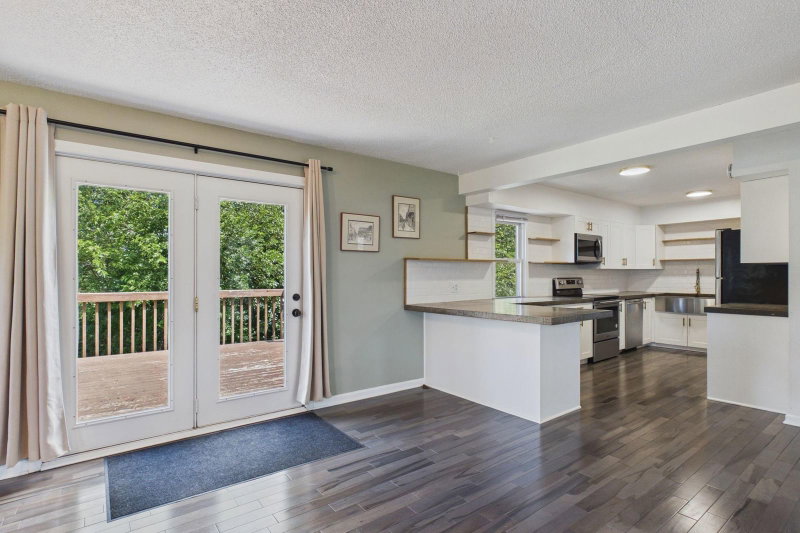 2562 Fairview Avenue N - Photo 4