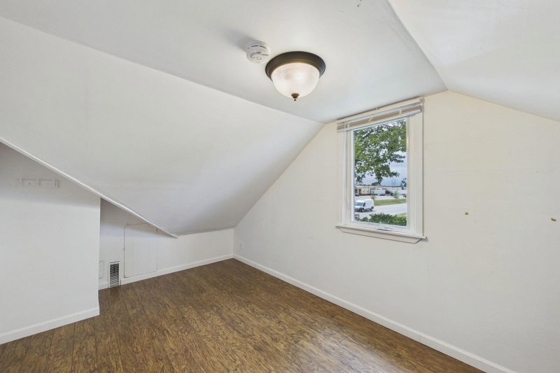 2562 Fairview Avenue N - Photo 31