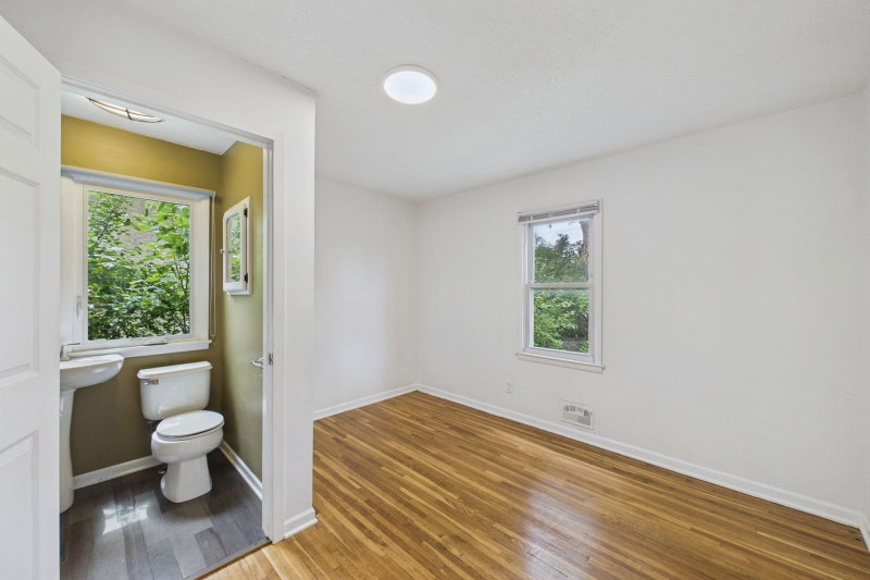 2562 Fairview Avenue N - Photo 33
