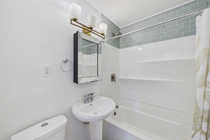 2562 Fairview Avenue N - Photo 36
