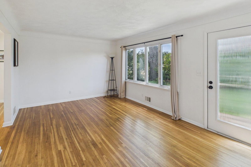 2562 Fairview Avenue N - Photo 38