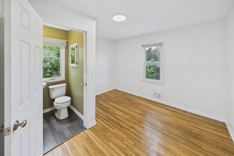 2562 Fairview Avenue N - Photo 44
