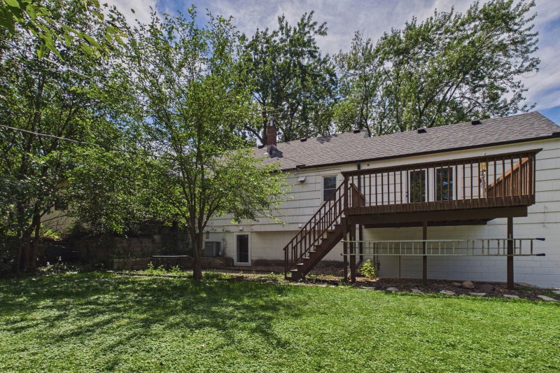 2562 Fairview Avenue N - Photo 57