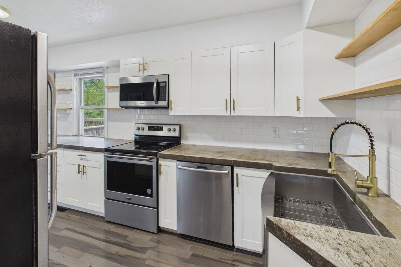 2562 Fairview Avenue N - Photo 7
