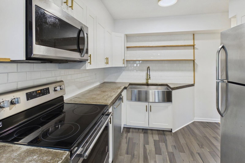 2562 Fairview Avenue N - Photo 8