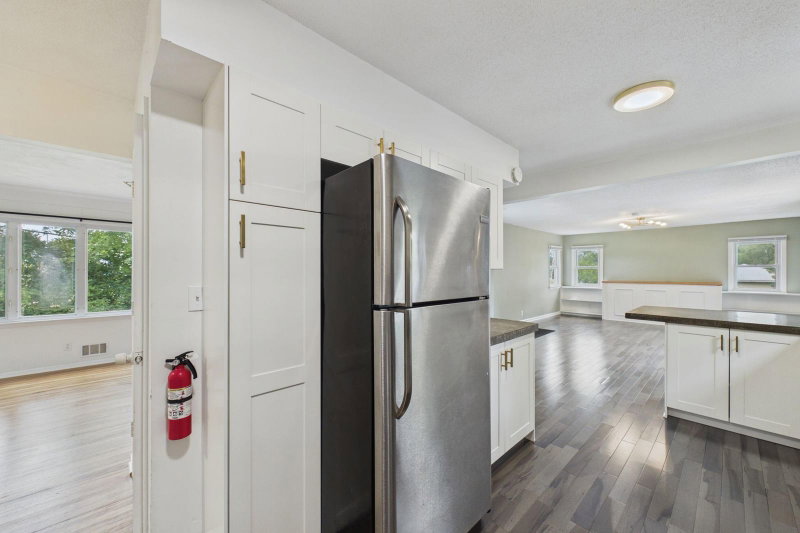 2562 Fairview Avenue N - Photo 9