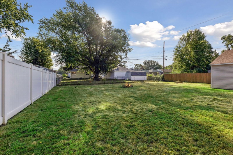 5318 Kentucky Avenue N - Photo 31