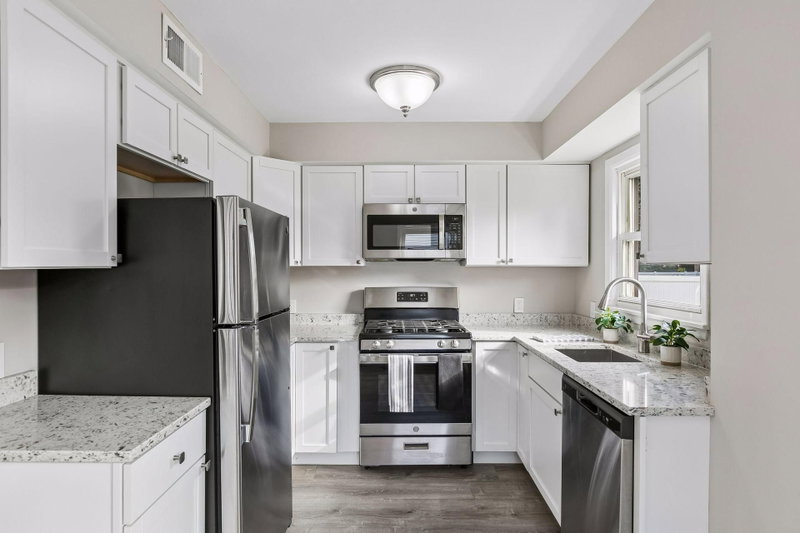 5318 Kentucky Avenue N - Photo 10