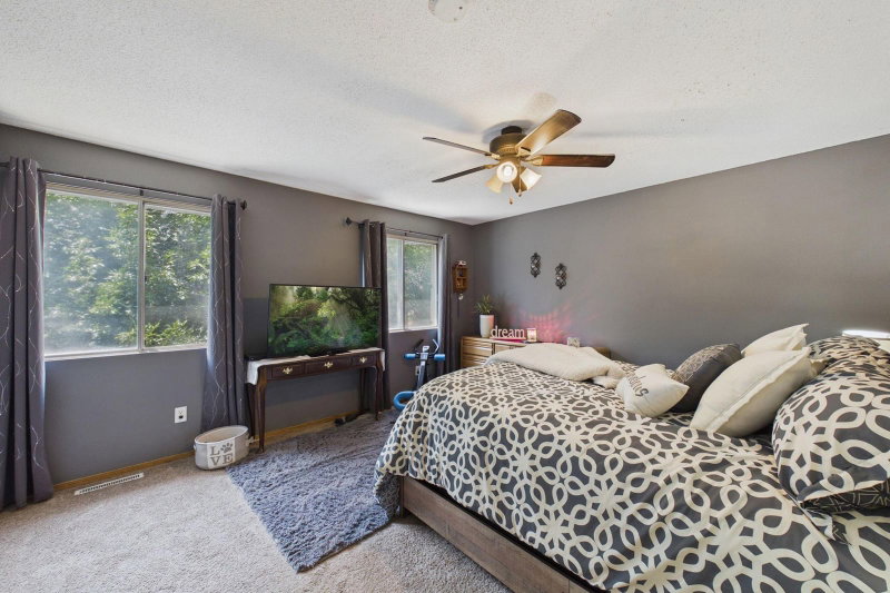 1467 Goodwin Avenue N - Photo 14
