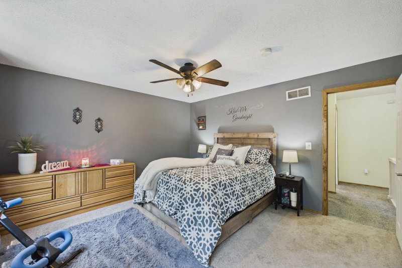 1467 Goodwin Avenue N - Photo 15