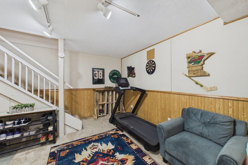 1467 Goodwin Avenue N - Photo 16