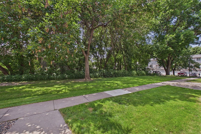 1467 Goodwin Avenue N - Photo 3