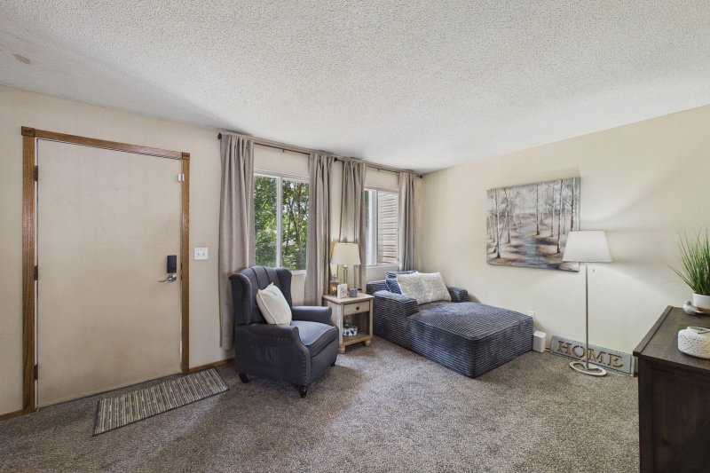 1467 Goodwin Avenue N - Photo 4
