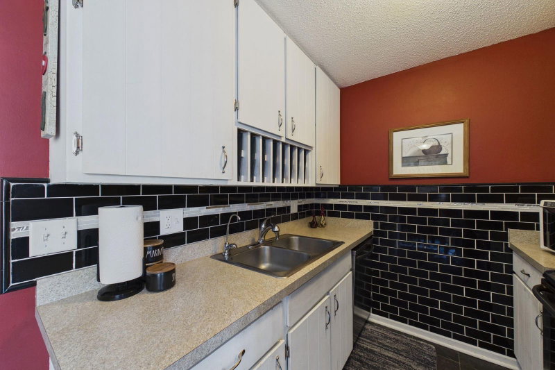 1467 Goodwin Avenue N - Photo 6