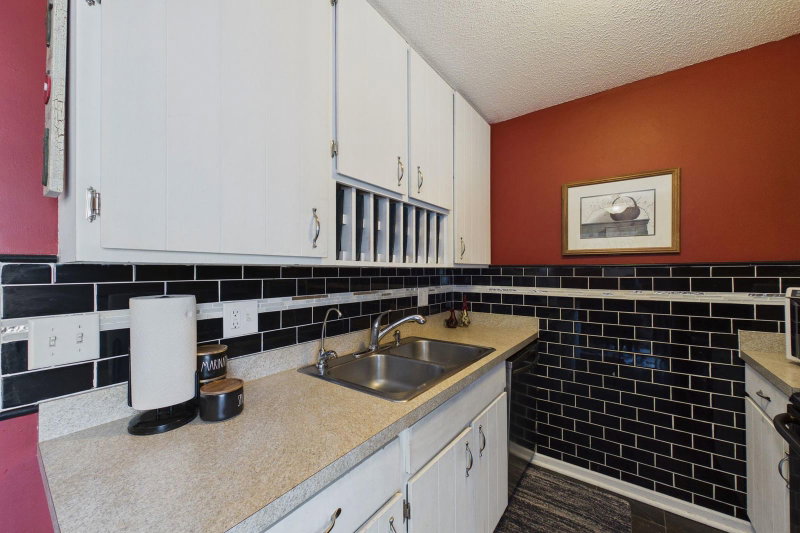 1467 Goodwin Avenue N - Photo 7