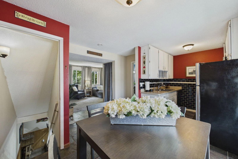1467 Goodwin Avenue N - Photo 9