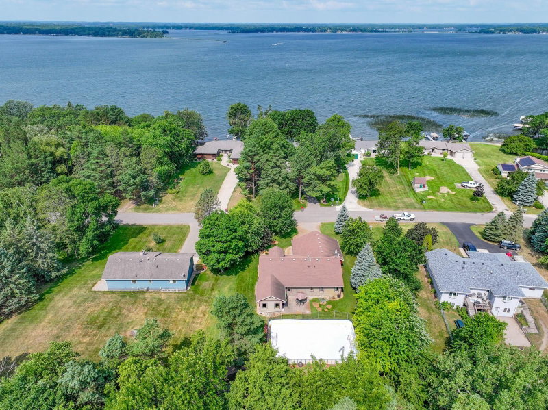 3123 Crestwood Drive NE - Photo 2