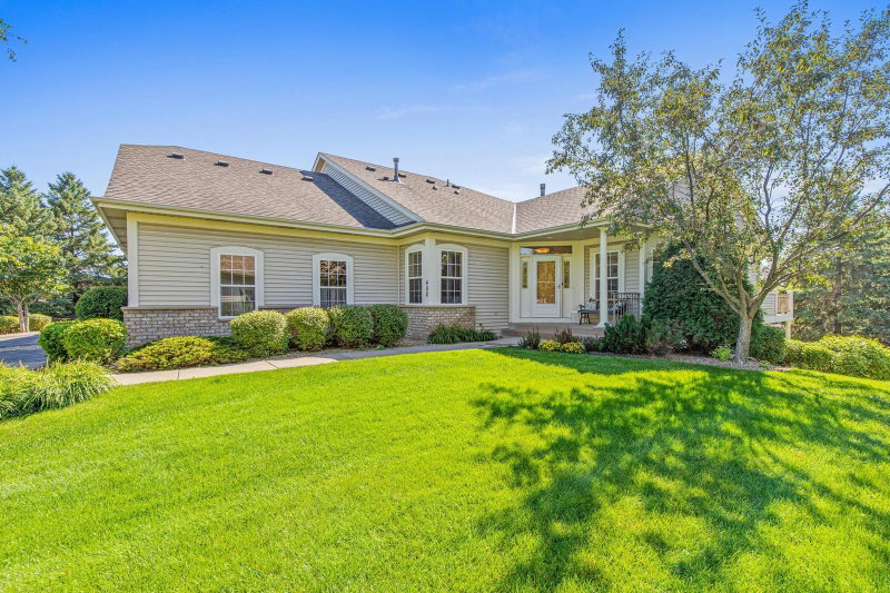 408 Holly Lane N - Photo 2