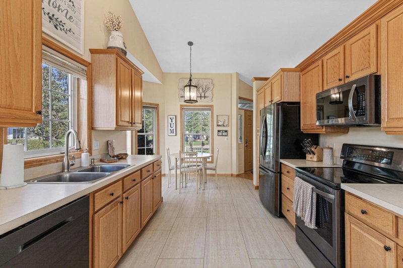 408 Holly Lane N - Photo 6