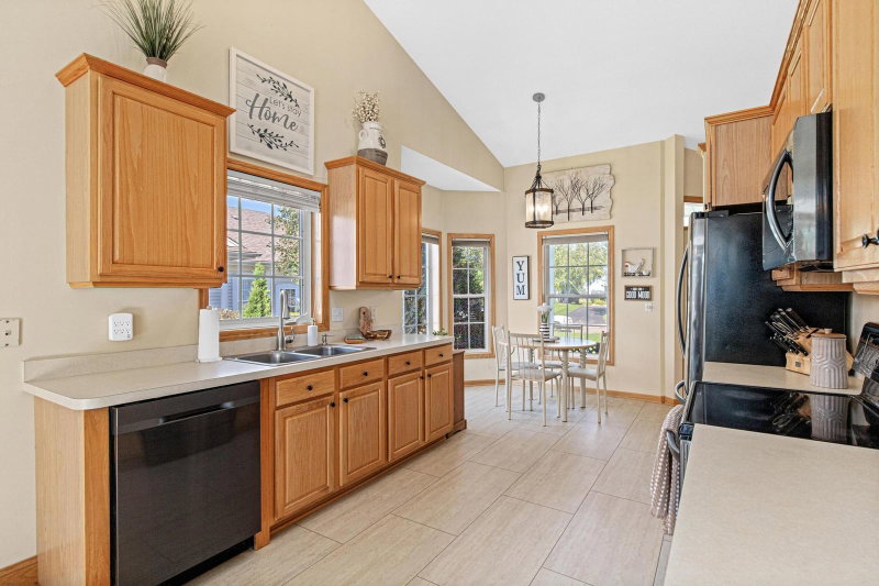 408 Holly Lane N - Photo 9