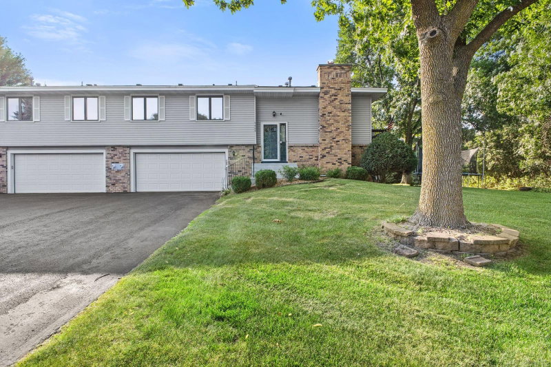 5662 Royal Oaks Drive