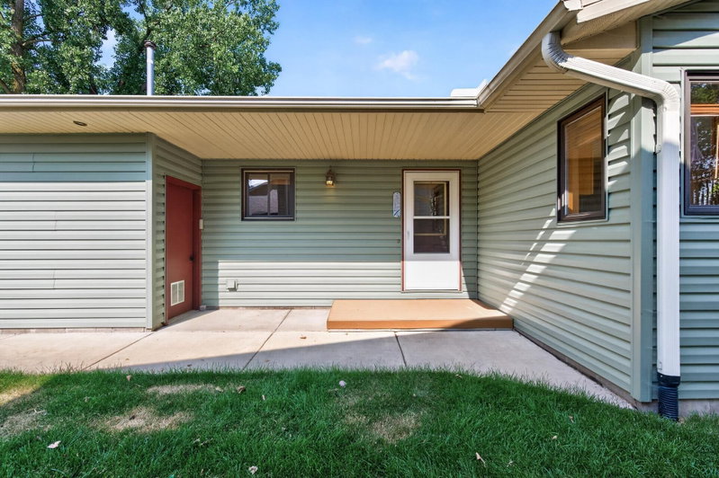 1819 9th Avenue SE - Photo 2